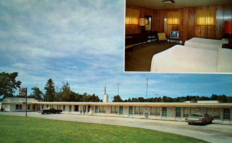Captains Quarters Motel (Hi-Way Motel) - Postcard (newer photo)